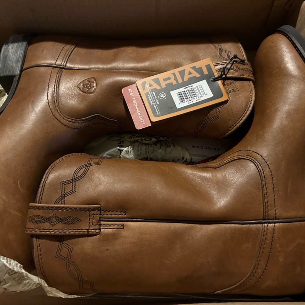 Ladies Ariat western boots size 8 BNIB